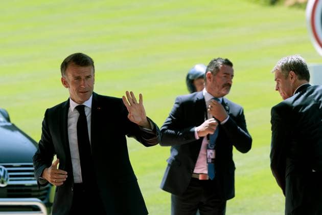 SOMMET DU G7 PHOTOPQR LE DAUPHINE Grégory YETCHMENIZA Évian les Bains 15 06 2026 Evian les Bains Haute Savoie , 15 juin Les arrivées au Royal senchaînent sur notre photo Emmanuel Macron arrive au Royal Grégory Yetchmeniza Le Dauphiné Libéré Evian, France june 15th 2026 G7 summit arrivals Évian les Bains Haute Savoie Rhône Alpes France  Copyright: xPHOTOPQR LExDAUPHINE MAXPPPxGrégoryxYETCHMENIZAx 20260615JDL3372 20260615JDL3372