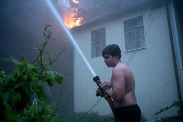 A young man holds a fire hose to extinguish a fire in a building damaged during a massive Russian combined attack in Kyiv’s Pecherskyi district, Kyiv, Ukraine, on June 15, 2026. The Russian army launched a large-scale assault on the Ukrainian capital with missiles and strike drones, killing four people and injuring 28, including children and a pregnant woman. At least 140,000 consumers were left without electricity due to damage to power grids. Residential buildings, the Kyiv Pechersk Lavra, the Mystetskyi Arsenal Museum Complex, the Dovzhenko Film Studio, and the building of the High Anti-Corruption Court sustained damage. (Photo by Danylo Antoniuk Ukrinform) Aftermath of Russian combine attack in Kyiv s Pecherskyi district  Copyright: xDanyloxAntoniukx