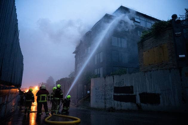 Rescuers extinguish a fire that broke out in a building following a massive Russian combined attack in Kyiv’s Pecherskyi district, Kyiv, Ukraine, on June 15, 2026. The Russian army launched a large-scale assault on the Ukrainian capital with missiles and strike drones, killing four people and injuring 28, including children and a pregnant woman. At least 140,000 consumers were left without electricity due to damage to power grids. Residential buildings, the Kyiv Pechersk Lavra, the Mystetskyi Arsenal Museum Complex, the Dovzhenko Film Studio, and the building of the High Anti-Corruption Court sustained damage.(Photo by Danylo Antoniuk Ukrinform) Aftermath of Russian combine attack in Kyiv s Pecherskyi district  Copyright: xDanyloxAntoniukx