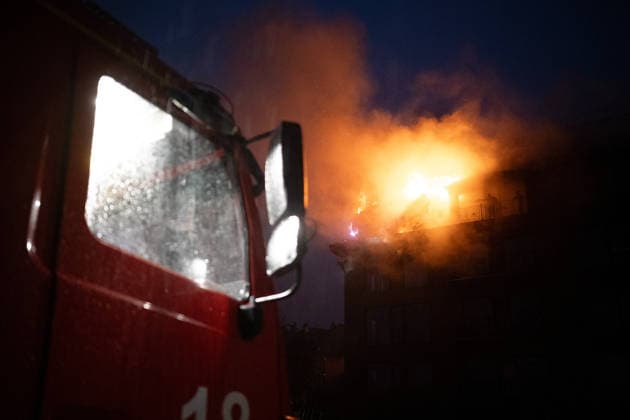 A fire rages inside a building damaged in a massive Russian combined attack in Kyiv’s Pecherskyi district, Kyiv, Ukraine, on June 15, 2026. The Russian army launched a large-scale assault on the Ukrainian capital with missiles and strike drones, killing four people and injuring 28, including children and a pregnant woman. At least 140,000 consumers were left without electricity due to damage to power grids. Residential buildings, the Kyiv Pechersk Lavra, the Mystetskyi Arsenal Museum Complex, the Dovzhenko Film Studio, and the building of the High Anti-Corruption Court sustained damage. (Photo by Danylo Antoniuk Ukrinform) Aftermath of Russian combine attack in Kyiv s Pecherskyi district  Copyright: xDanyloxAntoniukx
