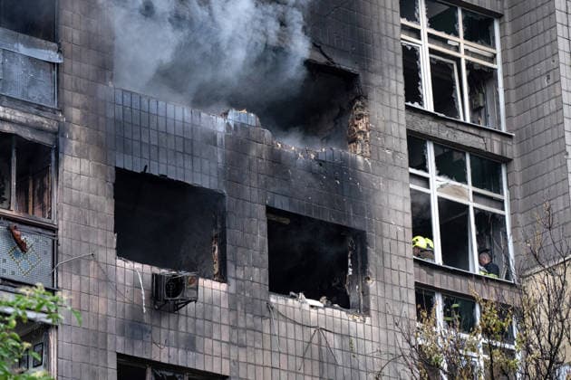 Smokes rises from an apartment block in the Solomianskyi district that caught fire during a Russian combined attack, Kyiv, Ukraine, on June 15, 2026. The Russian army launched a large-scale assault on the Ukrainian capital with missiles and strike drones, killing four people and injuring 28, including children and a pregnant woman. At least 140,000 consumers were left without electricity due to damage to power grids. Residential buildings, the Kyiv Pechersk Lavra, the Mystetskyi Arsenal Museum Complex, the Dovzhenko Film Studio, and the building of the High Anti-Corruption Court sustained damage. (Photo by Danylo Antoniuk Ukrinform) Apartment block in Kyiv’s Solomianskyi district affected by Russian attack  Copyright: xDanyloxAntoniukx
