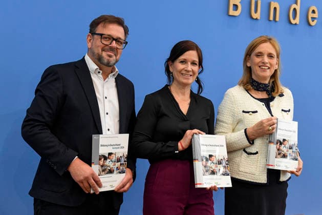 ABB BPK- Prof. Dr. Kai Maaz, Sprecher der Autorengruppe und DIPF, Leibniz-Institut für Bildungsforschung und Bildungsinformation Katharina Guenther-Wuensch Senatorin fuer Bildung, Jugend und Familie in Berlin Karin Prien Bundesministerin fuer Bildung, Familie, Senioren, Frauen und Jugend bei der Veroeffentlichung des Berichts Bildung in Deutschland 2026 auf der BPK Berlin Bundespressekonferenz am 15.06.2026 in Berlin Berlin Deutschland *** ABB BPK Prof Dr Kai Maaz, speaker of the authors group and DIPF, Leibniz Institute for Research and Information in Education Katharina Guenther Wuensch Senator for Education, Youth and Family in Berlin Karin Prien Federal Minister for Education, Family, Senior Citizens, Women and Youth at the publi