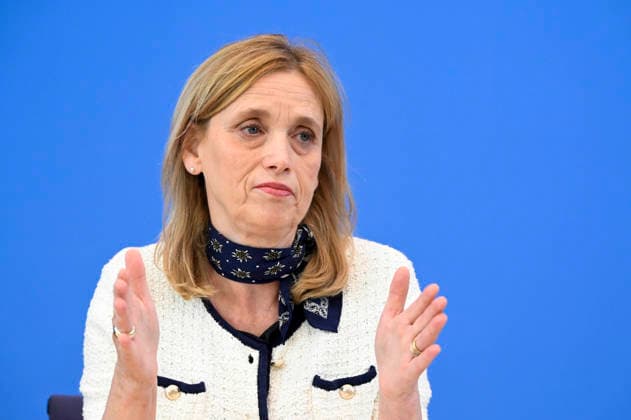 ABB BPK- Karin Prien Bundesministerin fuer Bildung, Familie, Senioren, Frauen und Jugend bei der Veroeffentlichung des Berichts Bildung in Deutschland 2026 auf der BPK Berlin Bundespressekonferenz am 15.06.2026 in Berlin Berlin Deutschland *** ABB BPK Karin Prien Federal Minister of Education, Family Affairs, Senior Citizens, Women and Youth at the publication of the Education in Germany 2026 report at the BPK Berlin Federal Press Conference on 15 06 2026 in Berlin Berlin Germany
