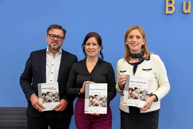 ABB BPK- Prof. Dr. Kai Maaz, Sprecher der Autorengruppe und DIPF, Leibniz-Institut für Bildungsforschung und Bildungsinformation Katharina Guenther-Wuensch Senatorin fuer Bildung, Jugend und Familie in Berlin Karin Prien Bundesministerin fuer Bildung, Familie, Senioren, Frauen und Jugend bei der Veroeffentlichung des Berichts Bildung in Deutschland 2026 auf der BPK Berlin Bundespressekonferenz am 15.06.2026 in Berlin Berlin Deutschland *** ABB BPK Prof Dr Kai Maaz, speaker of the authors group and DIPF, Leibniz Institute for Research and Information in Education Katharina Guenther Wuensch Senator for Education, Youth and Family in Berlin Karin Prien Federal Minister for Education, Family, Senior Citizens, Women and Youth at the publi