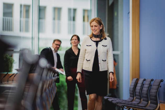 (R-L) Karin Prien (CDU), Bundesministerin fuer Bildung, Familie, Senioren, Frauen und Jugend, Katharina Guenther-Wuensch, Senatorin fuer Bildung, Jugend und Familie des Landes Berlin, und Kai Maaz, Sprecher der Autorengruppe und DIPF, Leibniz-Institut fuer Bildungsforschung und Bildungsinformation, aufgenommen im Rahmen der Pressekonferenz zur Veroeffentlichung des Berichts Bildung in Deutschland 2026 in Berlin, 15.06.2026. Berlin Deutschland *** R L Karin Prien CDU , Federal Minister for Education, Family, Senior Citizens, Women and Youth, Katharina Guenther Wuensch, Senator for Education, Youth and Family of the State of Berlin, and Kai Maaz, spokesperson of the authors group and DIPF, Leibniz Institute for Research and Information in Copyright: xFlorianxGaertnerx