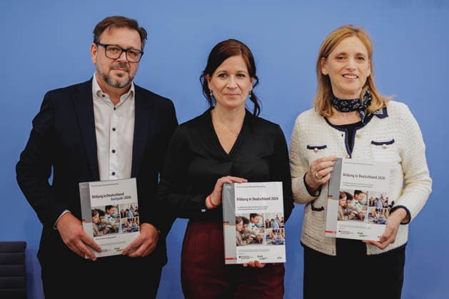 (R-L) Karin Prien (CDU), Bundesministerin fuer Bildung, Familie, Senioren, Frauen und Jugend, Katharina Guenther-Wuensch, Senatorin fuer Bildung, Jugend und Familie des Landes Berlin, und Kai Maaz, Sprecher der Autorengruppe und DIPF, Leibniz-Institut fuer Bildungsforschung und Bildungsinformation, aufgenommen im Rahmen der Pressekonferenz zur Veroeffentlichung des Berichts Bildung in Deutschland 2026 in Berlin, 15.06.2026. Berlin Deutschland *** R L Karin Prien CDU , Federal Minister for Education, Family, Senior Citizens, Women and Youth, Katharina Guenther Wuensch, Senator for Education, Youth and Family of the State of Berlin, and Kai Maaz, spokesperson of the authors group and DIPF, Leibniz Institute for Research and Information in Copyright: xFlorianxGaertnerx