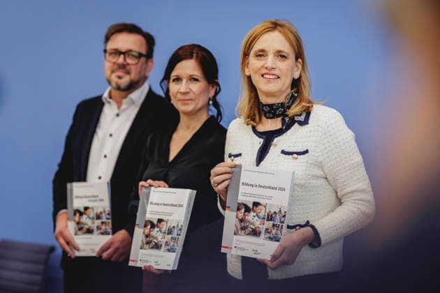 (R-L) Karin Prien (CDU), Bundesministerin fuer Bildung, Familie, Senioren, Frauen und Jugend, Katharina Guenther-Wuensch, Senatorin fuer Bildung, Jugend und Familie des Landes Berlin, und Kai Maaz, Sprecher der Autorengruppe und DIPF, Leibniz-Institut fuer Bildungsforschung und Bildungsinformation, aufgenommen im Rahmen der Pressekonferenz zur Veroeffentlichung des Berichts Bildung in Deutschland 2026 in Berlin, 15.06.2026. Berlin Deutschland *** R L Karin Prien CDU , Federal Minister for Education, Family, Senior Citizens, Women and Youth, Katharina Guenther Wuensch, Senator for Education, Youth and Family of the State of Berlin, and Kai Maaz, spokesperson of the authors group and DIPF, Leibniz Institute for Research and Information in Copyright: xFlorianxGaertnerx
