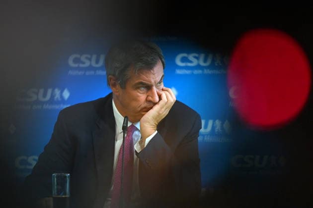 Markus SOEDER (Ministerpraesident Bayern und CSU Vorsitzender) hinter Rotlicht, Einzelbild,angeschnittenes Einzelmotiv,Portraet,Portrait,Porträt. Pressekonferenz im Anschluss an die Vorstandssitzung des CSU Praesidiums in der CSU Landesleitung in Muenchen am 15.06.2026 *** Markus SOEDER State Premier of Bavaria and CSU Chairman behind red light, single image, cropped single motif, portrait, portrait, portrait press conference following the board meeting of the CSU presidium at the CSU state leadership in Munich on 15 06 2026