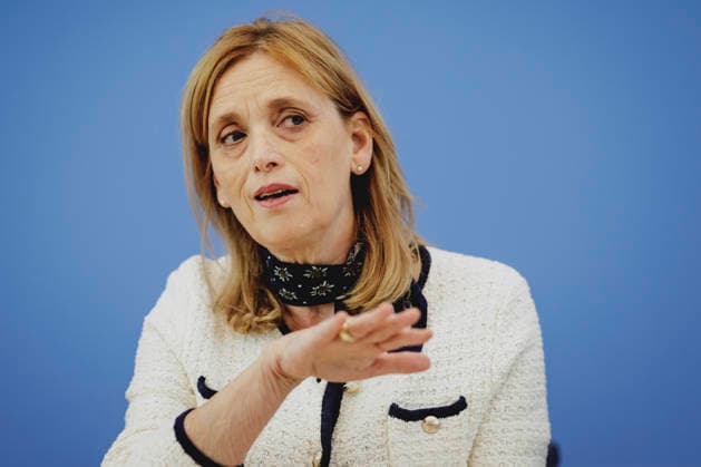 Karin Prien (CDU), Bundesministerin fuer Bildung, Familie, Senioren, Frauen und Jugend, aufgenommen im Rahmen der Pressekonferenz zur Veroeffentlichung des Berichts Bildung in Deutschland 2026 in Berlin, 15.06.2026. Berlin Deutschland *** Karin Prien CDU , Federal Minister for Education, Family Affairs, Senior Citizens, Women and Youth, at the press conference on the publication of the Education in Germany 2026 report in Berlin, 15 06 2026 Berlin Germany Copyright: xFlorianxGaertnerx