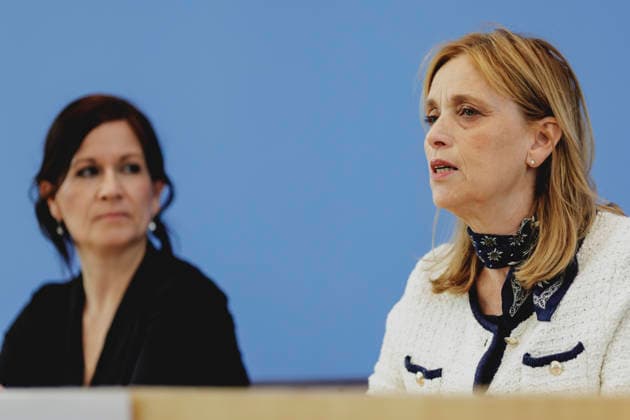 (R-L) Karin Prien (CDU), Bundesministerin fuer Bildung, Familie, Senioren, Frauen und Jugend, und Katharina Guenther-Wuensch, Senatorin fuer Bildung, Jugend und Familie des Landes Berlin, aufgenommen im Rahmen der Pressekonferenz zur Veroeffentlichung des Berichts Bildung in Deutschland 2026 in Berlin, 15.06.2026. Berlin Deutschland *** R L Karin Prien CDU , Federal Minister for Education, Family, Senior Citizens, Women and Youth, and Katharina Guenther Wuensch, Senator for Education, Youth and Family of the State of Berlin, recorded at the press conference on the publication of the Education in Germany 2026 report in Berlin, 15 06 2026 Berlin Germany Copyright: xFlorianxGaertnerx