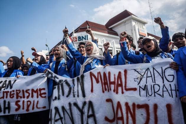 Students protest government policies in Yogyakarta YOGYAKARTA, INDONESIA JUNE 15, 2026: Hundreds of students gathered at the 0 Kilometer intersection in Yogyakarta to protest against a range of government policies they consider detrimental to the public. The demonstration, organized by the Student Justice Alliance of the Islamic University of Indonesia, presented six demands, including the cancellation of the Free Nutritious Meals (MBG) program and the Red and White Cooperative initiative, lower fuel prices, improved fiscal policy management, revisions to the National Police Law, the repeal of recent amendments to the Indonesian National Armed Forces (TNI) Law, and greater protection of freedom of expression for civil society. Photo by