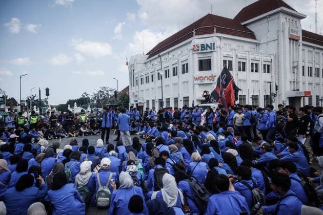 Students protest government policies in Yogyakarta YOGYAKARTA, INDONESIA JUNE 15, 2026: Hundreds of students gathered at the 0 Kilometer intersection in Yogyakarta to protest against a range of government policies they consider detrimental to the public. The demonstration, organized by the Student Justice Alliance of the Islamic University of Indonesia, presented six demands, including the cancellation of the Free Nutritious Meals (MBG) program and the Red and White Cooperative initiative, lower fuel prices, improved fiscal policy management, revisions to the National Police Law, the repeal of recent amendments to the Indonesian National Armed Forces (TNI) Law, and greater protection of freedom of expression for civil society. Photo by