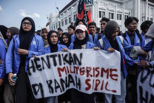 Students protest government policies in Yogyakarta YOGYAKARTA, INDONESIA JUNE 15, 2026: Hundreds of students gathered at the 0 Kilometer intersection in Yogyakarta to protest against a range of government policies they consider detrimental to the public. The demonstration, organized by the Student Justice Alliance of the Islamic University of Indonesia, presented six demands, including the cancellation of the Free Nutritious Meals (MBG) program and the Red and White Cooperative initiative, lower fuel prices, improved fiscal policy management, revisions to the National Police Law, the repeal of recent amendments to the Indonesian National Armed Forces (TNI) Law, and greater protection of freedom of expression for civil society. Photo by