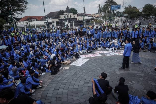 Students protest government policies in Yogyakarta YOGYAKARTA, INDONESIA JUNE 15, 2026: Hundreds of students gathered at the 0 Kilometer intersection in Yogyakarta to protest against a range of government policies they consider detrimental to the public. The demonstration, organized by the Student Justice Alliance of the Islamic University of Indonesia, presented six demands, including the cancellation of the Free Nutritious Meals (MBG) program and the Red and White Cooperative initiative, lower fuel prices, improved fiscal policy management, revisions to the National Police Law, the repeal of recent amendments to the Indonesian National Armed Forces (TNI) Law, and greater protection of freedom of expression for civil society. Photo by