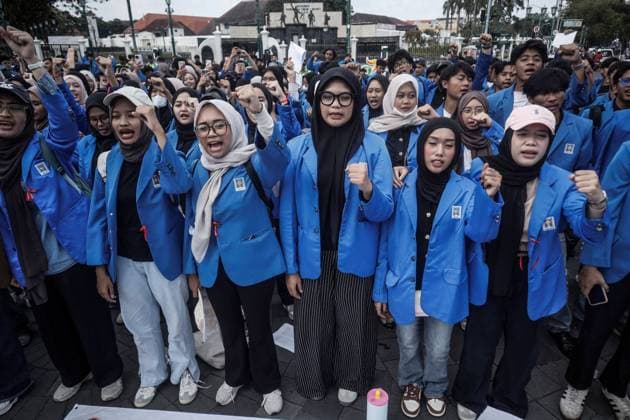 Students protest government policies in Yogyakarta YOGYAKARTA, INDONESIA JUNE 15, 2026: Hundreds of students gathered at the 0 Kilometer intersection in Yogyakarta to protest against a range of government policies they consider detrimental to the public. The demonstration, organized by the Student Justice Alliance of the Islamic University of Indonesia, presented six demands, including the cancellation of the Free Nutritious Meals (MBG) program and the Red and White Cooperative initiative, lower fuel prices, improved fiscal policy management, revisions to the National Police Law, the repeal of recent amendments to the Indonesian National Armed Forces (TNI) Law, and greater protection of freedom of expression for civil society. Photo by