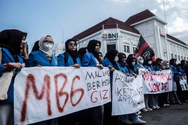 Students protest government policies in Yogyakarta YOGYAKARTA, INDONESIA JUNE 15, 2026: Hundreds of students gathered at the 0 Kilometer intersection in Yogyakarta to protest against a range of government policies they consider detrimental to the public. The demonstration, organized by the Student Justice Alliance of the Islamic University of Indonesia, presented six demands, including the cancellation of the Free Nutritious Meals (MBG) program and the Red and White Cooperative initiative, lower fuel prices, improved fiscal policy management, revisions to the National Police Law, the repeal of recent amendments to the Indonesian National Armed Forces (TNI) Law, and greater protection of freedom of expression for civil society. Photo by