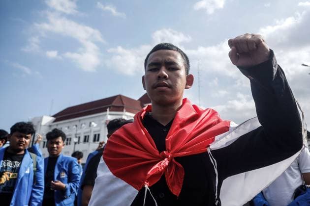 Students protest government policies in Yogyakarta YOGYAKARTA, INDONESIA JUNE 15, 2026: Hundreds of students gathered at the 0 Kilometer intersection in Yogyakarta to protest against a range of government policies they consider detrimental to the public. The demonstration, organized by the Student Justice Alliance of the Islamic University of Indonesia, presented six demands, including the cancellation of the Free Nutritious Meals (MBG) program and the Red and White Cooperative initiative, lower fuel prices, improved fiscal policy management, revisions to the National Police Law, the repeal of recent amendments to the Indonesian National Armed Forces (TNI) Law, and greater protection of freedom of expression for civil society. Photo by