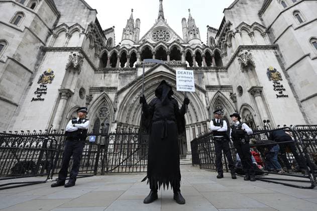UK Court of Appeal upholds ban on Palestine Action LONDON, UNITED KINGDOM - JUNE 15: Demonstrators, holding banners and placards, gather outside the Royal Courts of Justice during a Lift The Ban protest organized by Defend Our Juries, following a Court of Appeal ruling that upheld the legality of the ban on Palestine Action, a group known for targeting companies linked to Israel, in London, United Kingdom, on June 15, 2026. Rasid Necati Aslim Anadolu London United Kingdom. Editorial use only. Please get in touch for any other usage.  Copyright: x2026xAnadoluxRaÅüidxNecatixAslÄ±mx