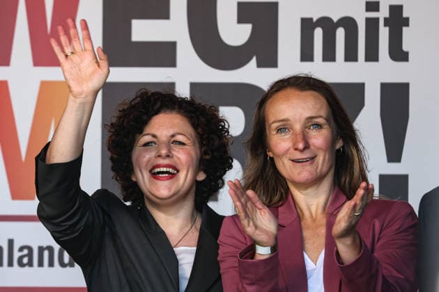 Claudia Wittig (r.,BSW) mit Amira Mohamed Ali (BSW) - BSW Kundgebung in Magdeburg (Sachsen-Anhalt) auf dem Willy Brandt Platz am Hauptbahnhof unter dem Motto, WM 2026 - Weg mit Merz! *** Claudia Wittig r ,BSW with Amira Mohamed Ali BSW BSW rally in Magdeburg Saxony-Anhalt on Willy Brandt Platz at the main railway station under the motto, World Cup 2026 Away with Merz