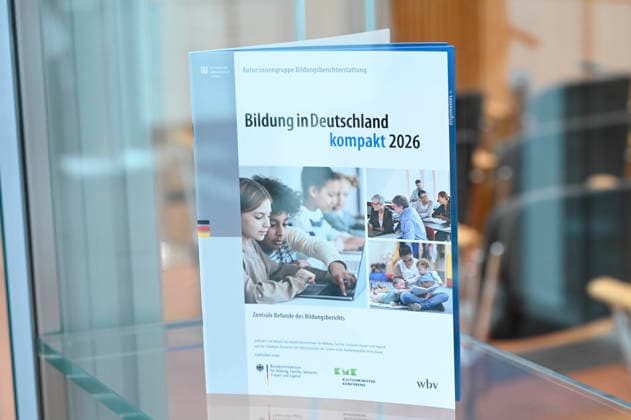 ABB BPK- Gedruckter Bericht bei der Veroeffentlichung des Berichts Bildung in Deutschland 2026 auf der BPK Berlin Bundespressekonferenz am 15.06.2026 in Berlin Berlin Deutschland *** ABB BPK Printed report at the publication of the report Education in Germany 2026 at the BPK Berlin Federal Press Conference on 15 06 2026 in Berlin Berlin Germany