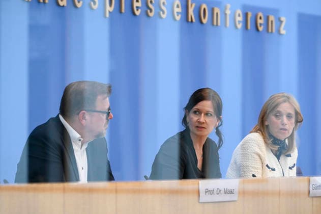 ABB BPK- Katharina Guenther-Wuensch Senatorin fuer Bildung, Jugend und Familie in Berlin Prof. Dr. Kai Maaz, Sprecher der Autorengruppe und DIPF, Leibniz-Institut für Bildungsforschung und Bildungsinformation Karin Prien Bundesministerin fuer Bildung, Familie, Senioren, Frauen und Jugend bei der Veroeffentlichung des Berichts Bildung in Deutschland 2026 auf der BPK Berlin Bundespressekonferenz am 15.06.2026 in Berlin Berlin Deutschland *** ABB BPK Katharina Guenther Wuensch Senator for Education, Youth and Family in Berlin Prof Dr Kai Maaz, spokesperson for the authors group and DIPF, Leibniz Institute for Research and Information in Education Karin Prien Federal Minister for Education, Family Affairs, Senior Citizens, Women and Youth a