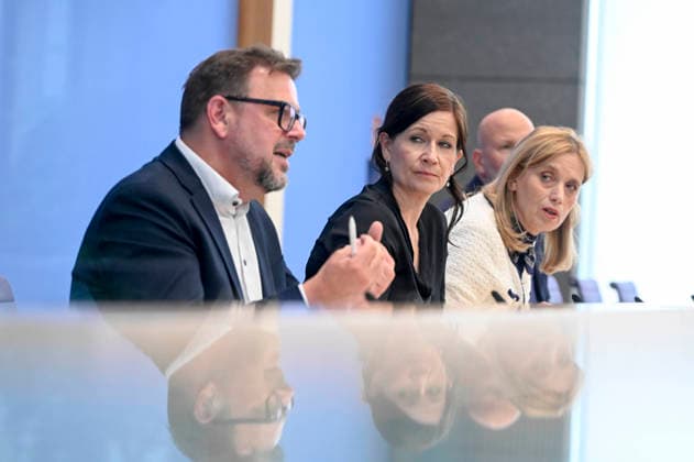 ABB BPK- Katharina Guenther-Wuensch Senatorin fuer Bildung, Jugend und Familie in Berlin Prof. Dr. Kai Maaz, Sprecher der Autorengruppe und DIPF, Leibniz-Institut für Bildungsforschung und Bildungsinformation Karin Prien Bundesministerin fuer Bildung, Familie, Senioren, Frauen und Jugend bei der Veroeffentlichung des Berichts Bildung in Deutschland 2026 auf der BPK Berlin Bundespressekonferenz am 15.06.2026 in Berlin Berlin Deutschland *** ABB BPK Katharina Guenther Wuensch Senator for Education, Youth and Family in Berlin Prof Dr Kai Maaz, spokesperson for the authors group and DIPF, Leibniz Institute for Research and Information in Education Karin Prien Federal Minister for Education, Family Affairs, Senior Citizens, Women and Youth a