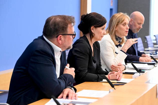 ABB BPK- Katharina Guenther-Wuensch Senatorin fuer Bildung, Jugend und Familie in Berlin Prof. Dr. Kai Maaz, Sprecher der Autorengruppe und DIPF, Leibniz-Institut für Bildungsforschung und Bildungsinformation Karin Prien Bundesministerin fuer Bildung, Familie, Senioren, Frauen und Jugend bei der Veroeffentlichung des Berichts Bildung in Deutschland 2026 auf der BPK Berlin Bundespressekonferenz am 15.06.2026 in Berlin Berlin Deutschland *** ABB BPK Katharina Guenther Wuensch Senator for Education, Youth and Family in Berlin Prof Dr Kai Maaz, spokesperson for the authors group and DIPF, Leibniz Institute for Research and Information in Education Karin Prien Federal Minister for Education, Family Affairs, Senior Citizens, Women and Youth a