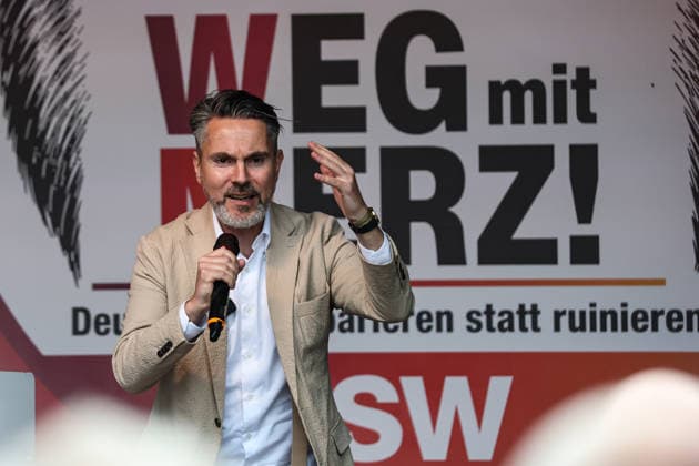 Fabio De Masi (BSW) - BSW Kundgebung in Magdeburg (Sachsen-Anhalt) auf dem Willy Brandt Platz am Hauptbahnhof unter dem Motto, WM 2026 - Weg mit Merz! *** Fabio De Masi BSW BSW rally in Magdeburg Saxony-Anhalt on Willy Brandt Platz at the main railway station under the motto, World Cup 2026 Away with Merz