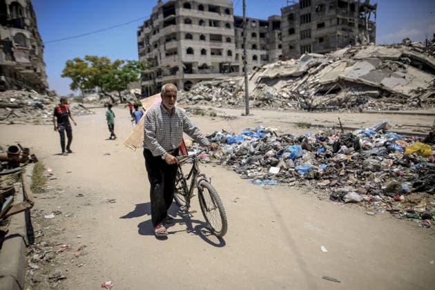 Israel plans to widen Gaza’s ‘yellow line,’ shrinking available living space for Palestinians GAZA CITY, GAZA, PALESTINE - JUNE 15: Palestinians, living in the Sanafur area of the Tuffah neighborhood, flee with their belongings due to the advance of Israeli military vehicles and the installation of concrete barriers marking the boundary known as the yellow line in Gaza City, Gaza, Palestine on June 15, 2026. Plans by the Israeli army to expand the areas under its control in Gaza are increasing concerns among Palestinians living in the region about a new wave of forced displacement and the further reduction of available living space. Saeed M. M. T. Jaras Anadolu Gaza City Gaza. Editorial use only. Please get in touch for any other usage.  Copyright: x2026xAnadoluxSaeedxM.xM.xT.xJarasx