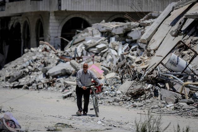 Israel plans to widen Gaza’s ‘yellow line,’ shrinking available living space for Palestinians GAZA CITY, GAZA, PALESTINE - JUNE 15: Palestinians, living in the Sanafur area of the Tuffah neighborhood, flee with their belongings due to the advance of Israeli military vehicles and the installation of concrete barriers marking the boundary known as the yellow line in Gaza City, Gaza, Palestine on June 15, 2026. Plans by the Israeli army to expand the areas under its control in Gaza are increasing concerns among Palestinians living in the region about a new wave of forced displacement and the further reduction of available living space. Saeed M. M. T. Jaras Anadolu Gaza City Gaza. Editorial use only. Please get in touch for any other usage.  Copyright: x2026xAnadoluxSaeedxM.xM.xT.xJarasx