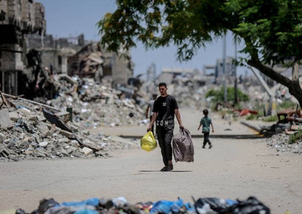 Israel plans to widen Gaza’s ‘yellow line,’ shrinking available living space for Palestinians GAZA CITY, GAZA, PALESTINE - JUNE 15: Palestinians, living in the Sanafur area of the Tuffah neighborhood, flee with their belongings due to the advance of Israeli military vehicles and the installation of concrete barriers marking the boundary known as the yellow line in Gaza City, Gaza, Palestine on June 15, 2026. Plans by the Israeli army to expand the areas under its control in Gaza are increasing concerns among Palestinians living in the region about a new wave of forced displacement and the further reduction of available living space. Saeed M. M. T. Jaras Anadolu Gaza City Gaza. Editorial use only. Please get in touch for any other usage.  Copyright: x2026xAnadoluxSaeedxM.xM.xT.xJarasx