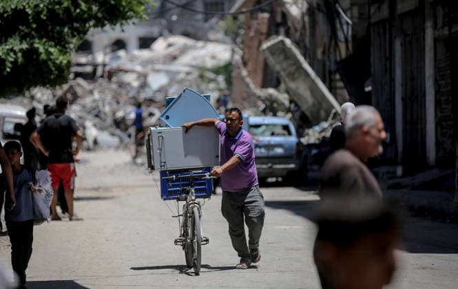 Israel plans to widen Gaza’s ‘yellow line,’ shrinking available living space for Palestinians GAZA CITY, GAZA, PALESTINE - JUNE 15: Palestinians, living in the Sanafur area of the Tuffah neighborhood, flee with their belongings due to the advance of Israeli military vehicles and the installation of concrete barriers marking the boundary known as the yellow line in Gaza City, Gaza, Palestine on June 15, 2026. Plans by the Israeli army to expand the areas under its control in Gaza are increasing concerns among Palestinians living in the region about a new wave of forced displacement and the further reduction of available living space. Saeed M. M. T. Jaras Anadolu Gaza City Gaza. Editorial use only. Please get in touch for any other usage.  Copyright: x2026xAnadoluxSaeedxM.xM.xT.xJarasx