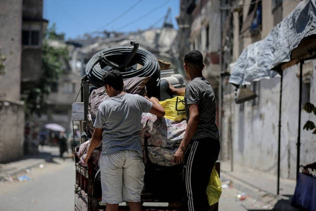 Israel plans to widen Gaza’s ‘yellow line,’ shrinking available living space for Palestinians GAZA CITY, GAZA, PALESTINE - JUNE 15: Palestinians, living in the Sanafur area of the Tuffah neighborhood, flee with their belongings due to the advance of Israeli military vehicles and the installation of concrete barriers marking the boundary known as the yellow line in Gaza City, Gaza, Palestine on June 15, 2026. Plans by the Israeli army to expand the areas under its control in Gaza are increasing concerns among Palestinians living in the region about a new wave of forced displacement and the further reduction of available living space. Saeed M. M. T. Jaras Anadolu Gaza City Gaza. Editorial use only. Please get in touch for any other usage.  Copyright: x2026xAnadoluxSaeedxM.xM.xT.xJarasx