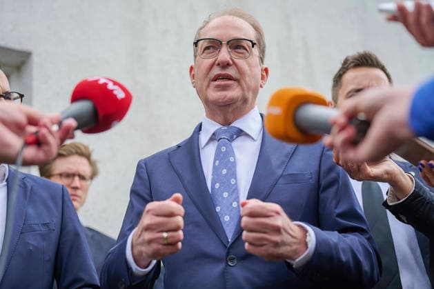 Innenminister Alexander Dobrindt (CSU) waehrend der Eroeffnung der Aussengrenzeinrichtung des Landes Brandenburg am BER-Flughafen (Foto vom 12.06.2026). In der EU soll ein neues Asylsystem die Migration staerker regulieren. Dazu gehoert auch die Ueberpruefung bestimmer Antraege bereits an den Aussengrenzen. Eine Einrichtung dafuer gibt es jetzt am BER-Flughafen in Brandenburg. (Siehe epd-Meldung vom 12.06.2026) EDITORIAL USE ONLY *** Interior Minister Alexander Dobrindt (CSU) during the opening of the State of Brandenburg’s external border facility at BER Airport. Photo from June 12, 2026. A new asylum system is to be introduced in the EU to better regulate migration. This includes the review of certain applications already at the external Copyright: epd-bild ChristianxDitsch D26D0612ZABHFlughafenBER132938