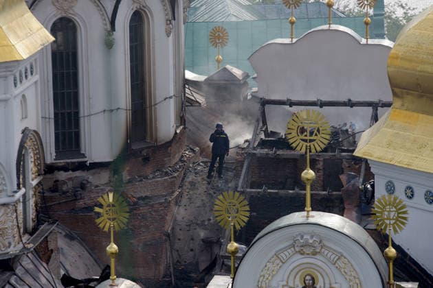 A firefighter works on the roof of the Dormition Cathedral at the Kyiv Pechersk Lavra that caught fire during a massive Russian combined attack, Kyiv, Ukraine, June 15, 2026. The Russian army launched a large-scale assault on the Ukrainian capital with missiles and strike drones, killing four people and injuring 28, including children and a pregnant woman. At least 140,000 consumers were left without electricity due to damage to power grids. Residential buildings, the Kyiv Pechersk Lavra, the Mystetskyi Arsenal Museum Complex, the Dovzhenko Film Studio, and the building of the High Anti-Corruption Court sustained damage. (Photo by Marianna Kotyk Ukrinform) Massive Russian attack damages Kyiv Pechersk Lavra and Mystetskyi Arsenal in Kyiv  Copyright: xMariannaxKotykx