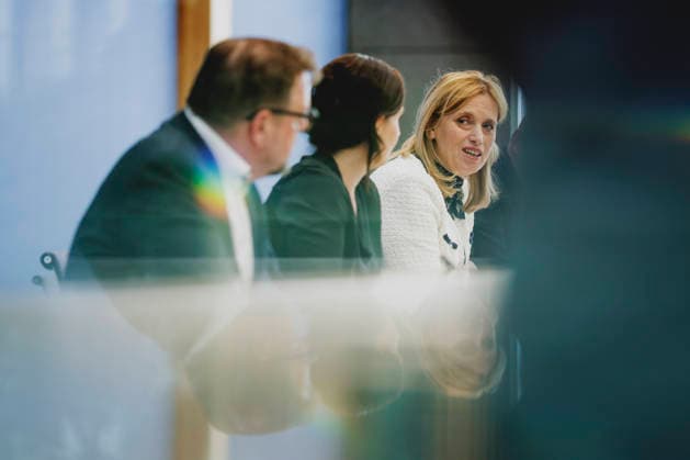 (R-L) Karin Prien (CDU), Bundesministerin fuer Bildung, Familie, Senioren, Frauen und Jugend, Katharina Guenther-Wuensch, Senatorin fuer Bildung, Jugend und Familie des Landes Berlin, Kai Maaz, Sprecher der Autorengruppe und DIPF, Leibniz-Institut fuer Bildungsforschung und Bildungsinformation, aufgenommen im Rahmen der Pressekonferenz zur Veroeffentlichung des Berichts Bildung in Deutschland 2026 in Berlin, 15.06.2026. Berlin Deutschland *** R L Karin Prien (CDU), Federal Minister of Education, Family Affairs, Senior Citizens, Women, and Youth; Katharina Guenther Wuensch, Senator for Education, Youth, and Family Affairs of the State of Berlin; Kai Maaz, spokesperson for the authors’ group and DIPF, Leibniz Institute for Educational Rese Copyright: xFlorianxGaertnerx
