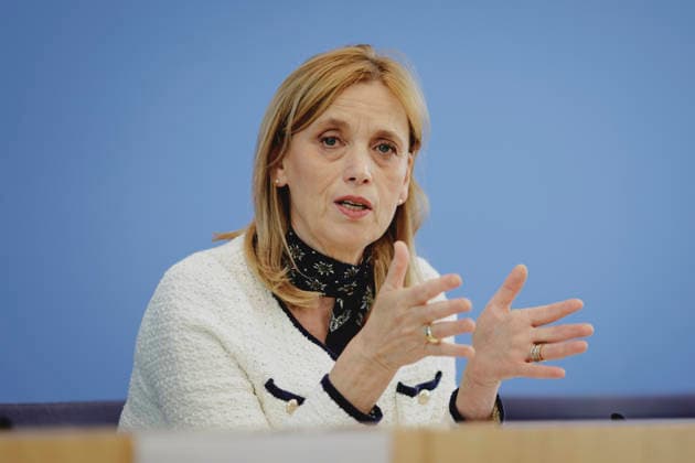Karin Prien (CDU), Bundesministerin fuer Bildung, Familie, Senioren, Frauen und Jugend, aufgenommen im Rahmen der Pressekonferenz zur Veroeffentlichung des Berichts Bildung in Deutschland 2026 in Berlin, 15.06.2026. Berlin Deutschland *** Karin Prien (CDU), Federal Minister of Education, Family Affairs, Senior Citizens, Women, and Youth, photographed during a press conference marking the release of the report Education in Germany 2026 in Berlin, June 15, 2026, Berlin, Germany,detected_source_language Copyright: xFlorianxGaertnerx