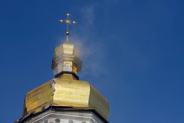 Massive Russian attack damages Kyiv Pechersk Lavra and Mystetskyi Arsenal in Kyiv Smoke rises from a damaged dome on the roof of the Dormition Cathedral at the Kyiv Pechersk Lavra that caught fire during a massive Russian combined attack, Kyiv, Ukraine, June 15, 2026. The Russian army launched a large-scale assault on the Ukrainian capital with missiles and strike drones, killing four people and injuring 28, including children and a pregnant woman. At least 140,000 consumers were left without electricity due to damage to power grids. Residential buildings, the Kyiv Pechersk Lavra, the Mystetskyi Arsenal Museum Complex, the Dovzhenko Film Studio, and the building of the High Anti-Corruption Court sustained damage., Credit:Marianna Kotyk Uk  Copyright: xMariannaxKotykx xUkrinformx xAvalonx 1110344998