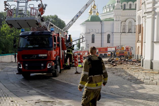 Massive Russian attack damages Kyiv Pechersk Lavra and Mystetskyi Arsenal in Kyiv A firefighter stands in front of firefighting vehicles behind the Dormition Cathedral at the Kyiv Pechersk Lavra, where the roof caught fire during a massive Russian combined attack, Kyiv, Ukraine, June 15, 2026. The Russian army launched a large-scale assault on the Ukrainian capital with missiles and strike drones, killing four people and injuring 28, including children and a pregnant woman. At least 140,000 consumers were left without electricity due to damage to power grids. Residential buildings, the Kyiv Pechersk Lavra, the Mystetskyi Arsenal Museum Complex, the Dovzhenko Film Studio, and the building of the High Anti-Corruption Court sustained damage.,  Copyright: xMariannaxKotykx xUkrinformx xAvalonx 1110344960
