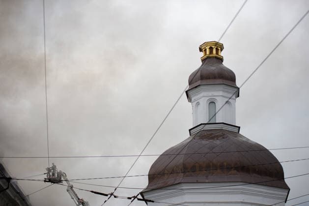 Massive Russian attack damages Kyiv Pechersk Lavra and Mystetskyi Arsenal in Kyiv A firefighter uses an aerial platform to extinguish a fire at the Mystetskyi Arsenal National Cultural, Art and Museum Complex, caused by a massive Russian combined attack, Kyiv, Ukraine, June 15, 2026. The Russian army launched a large-scale assault on the Ukrainian capital with missiles and strike drones, killing four people and injuring 28, including children and a pregnant woman. At least 140,000 consumers were left without electricity due to damage to power grids. Residential buildings, the Kyiv Pechersk Lavra, the Mystetskyi Arsenal Museum Complex, the Dovzhenko Film Studio, and the building of the High Anti-Corruption Court sustained damage., Credit:Mar  Copyright: xMariannaxKotykx xUkrinformx xAvalonx 1110345069