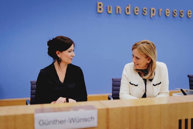 (R-L) Karin Prien (CDU), Bundesministerin fuer Bildung, Familie, Senioren, Frauen und Jugend, Katharina Guenther-Wuensch, Senatorin fuer Bildung, Jugend und Familie des Landes Berlin, aufgenommen im Rahmen der Pressekonferenz zur Veroeffentlichung des Berichts Bildung in Deutschland 2026 in Berlin, 15.06.2026. Berlin Deutschland *** R L Karin Prien (CDU), Federal Minister for Education, Family Affairs, Senior Citizens, Women, and Youth, Katharina Guenther Wuensch, Senator for Education, Youth, and Family of the State of Berlin, photographed during the press conference for the release of the report Education in Germany 2026 in Berlin, June 15, 2026, Berlin, Germany,detected_source_language Copyright: xFlorianxGaertnerx