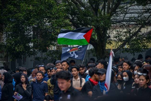 STUDENT PROTEST IN BANDUNG BANDUNG, Indonesia - June 15, 2026: Students from multiple universities protested outside the West Java Regional Representative Council building Monday, demanding a rollback of economic and military policies under President Prabowo Subianto. The rally follows nationwide demonstrations triggered by a 32% surge in fuel prices, rising living costs and expanded military involvement in civilian affairs. (Photo by Khairizal Maris JNA Press via Nexpher Images) BANDUNG West Java