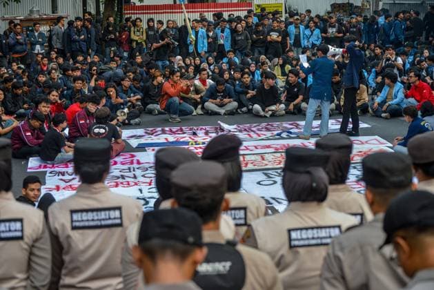 STUDENT PROTEST IN BANDUNG BANDUNG, Indonesia - June 15, 2026: Students from multiple universities protested outside the West Java Regional Representative Council building Monday, demanding a rollback of economic and military policies under President Prabowo Subianto. The rally follows nationwide demonstrations triggered by a 32% surge in fuel prices, rising living costs and expanded military involvement in civilian affairs. (Photo by Khairizal Maris JNA Press via Nexpher Images) BANDUNG West Java