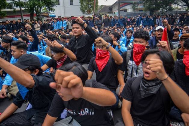 STUDENT PROTEST IN BANDUNG BANDUNG, Indonesia - June 15, 2026: Students from multiple universities protested outside the West Java Regional Representative Council building Monday, demanding a rollback of economic and military policies under President Prabowo Subianto. The rally follows nationwide demonstrations triggered by a 32% surge in fuel prices, rising living costs and expanded military involvement in civilian affairs. (Photo by Khairizal Maris JNA Press via Nexpher Images) BANDUNG West Java