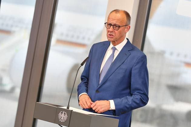 Schönefeld bei Berlin, Brandenburg, Deutschland, 15.06.2026: Flughafen BER: Statement vor dem Abflug zum G7-Gipfel nach Évian-les-Bains: Bundeskanzler Friedrich Merz (CDU) *** Schönefeld near Berlin, Brandenburg, Germany, June 15, 2026 BER Airport Statement before departure for the G7 Summit in Évian-les-Bains Chancellor Friedrich Merz, CDU,detected_source_language Copyright: xdtsxNachrichtenagenturx dts_123054