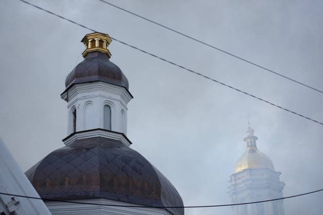 Massive Russian Attack Damages Kyiv Pechersk Lavra and Mystetskyi Arsenal - Kyiv Smoke from fires, caused by a massive Russian combined attack, shroud domes in central Kyiv, Ukraine, June 15, 2026. The Russian army launched a large-scale assault on the Ukrainian capital with missiles and strike drones, killing four people and injuring 28, including children and a pregnant woman. At least 140,000 consumers were left without electricity due to damage to power grids. Residential buildings, the Kyiv Pechersk Lavra, the Mystetskyi Arsenal Museum Complex, the Dovzhenko Film Studio, and the building of the High Anti-Corruption Court sustained damage. (Photo by Marianna Kotyk Ukrinform ABACAPRESS.COM) Kyiv Ukraine  Copyright: xUkrinform ABACAx