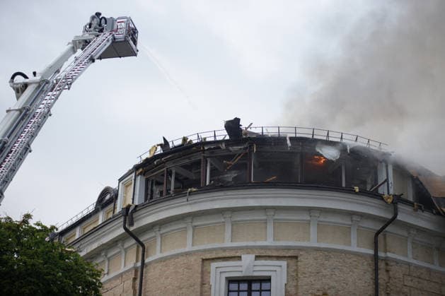 Massive Russian Attack Damages Kyiv Pechersk Lavra and Mystetskyi Arsenal - Kyiv A firefighter uses an aerial platform to extinguish a fire at the Mystetskyi Arsenal National Cultural, Art and Museum Complex, caused by a massive Russian combined attack, Kyiv, Ukraine, June 15, 2026. The Russian army launched a large-scale assault on the Ukrainian capital with missiles and strike drones, killing four people and injuring 28, including children and a pregnant woman. At least 140,000 consumers were left without electricity due to damage to power grids. Residential buildings, the Kyiv Pechersk Lavra, the Mystetskyi Arsenal Museum Complex, the Dovzhenko Film Studio, and the building of the High Anti-Corruption Court sustained damage. (Photo by Ma  Copyright: xUkrinform ABACAx