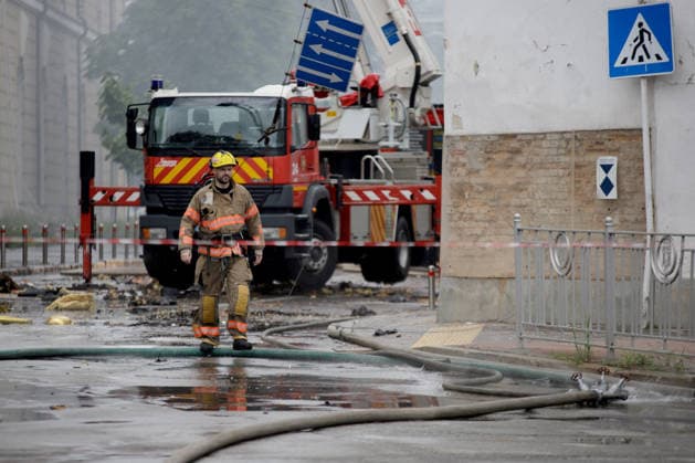 Massive Russian Attack Damages Kyiv Pechersk Lavra and Mystetskyi Arsenal - Kyiv A firefighter walks along a street during a response effort to a fire at the Mystetskyi Arsenal National Cultural, Art and Museum Complex, caused by a massive Russian combined attack, Kyiv, Ukraine, June 15, 2026. The Russian army launched a large-scale assault on the Ukrainian capital with missiles and strike drones, killing four people and injuring 28, including children and a pregnant woman. At least 140,000 consumers were left without electricity due to damage to power grids. Residential buildings, the Kyiv Pechersk Lavra, the Mystetskyi Arsenal Museum Complex, the Dovzhenko Film Studio, and the building of the High Anti-Corruption Court sustained damage. (  Copyright: xUkrinform ABACAx
