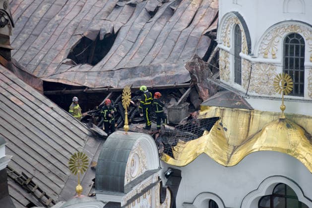 Massive Russian Attack Damages Kyiv Pechersk Lavra and Mystetskyi Arsenal - Kyiv A firefighter works on the roof of the Dormition Cathedral at the Kyiv Pechersk Lavra that caught fire during a massive Russian combined attack, Kyiv, Ukraine, June 15, 2026. The Russian army launched a large-scale assault on the Ukrainian capital with missiles and strike drones, killing four people and injuring 28, including children and a pregnant woman. At least 140,000 consumers were left without electricity due to damage to power grids. Residential buildings, the Kyiv Pechersk Lavra, the Mystetskyi Arsenal Museum Complex, the Dovzhenko Film Studio, and the building of the High Anti-Corruption Court sustained damage. (Photo by Marianna Kotyk Ukrinform ABACA  Copyright: xUkrinform ABACAx