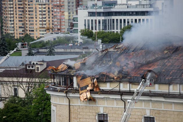 Massive Russian Attack Damages Kyiv Pechersk Lavra and Mystetskyi Arsenal - Kyiv A firefighter uses an aerial platform to extinguish a fire at the Mystetskyi Arsenal National Cultural, Art and Museum Complex, caused by a massive Russian combined attack, Kyiv, Ukraine, June 15, 2026. The Russian army launched a large-scale assault on the Ukrainian capital with missiles and strike drones, killing four people and injuring 28, including children and a pregnant woman. At least 140,000 consumers were left without electricity due to damage to power grids. Residential buildings, the Kyiv Pechersk Lavra, the Mystetskyi Arsenal Museum Complex, the Dovzhenko Film Studio, and the building of the High Anti-Corruption Court sustained damage. (Photo by Ma  Copyright: xUkrinform ABACAx